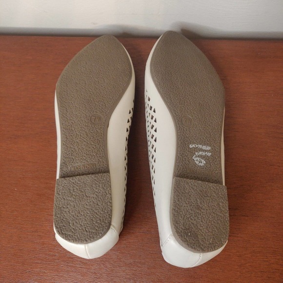 Report Women's Shoes Flats Laser Cut Design White Leather Size 7 Pointed Toe. - Picture 6 of 7